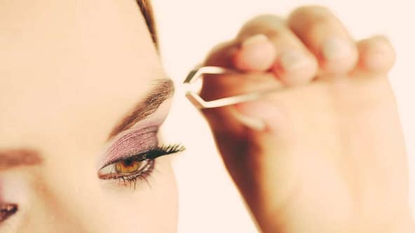 Shape eyebrows Shape eyebrows according to your own type, plucking or depilating them with the right tweezers.