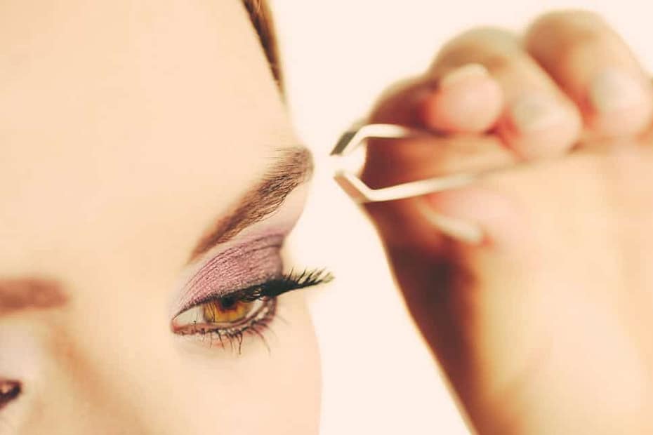 Shape eyebrows yourself