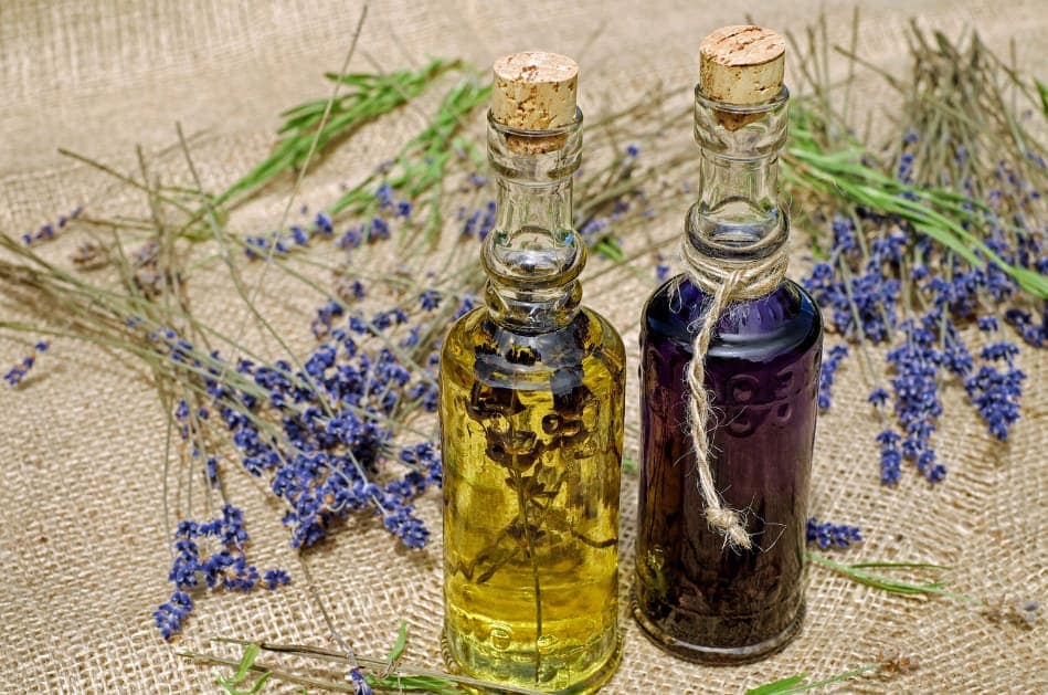 Natural perfume brands Natural perfumes made with extracts from plants, trees, leaves, flowers, roots, ... and turned into fragrant oils.