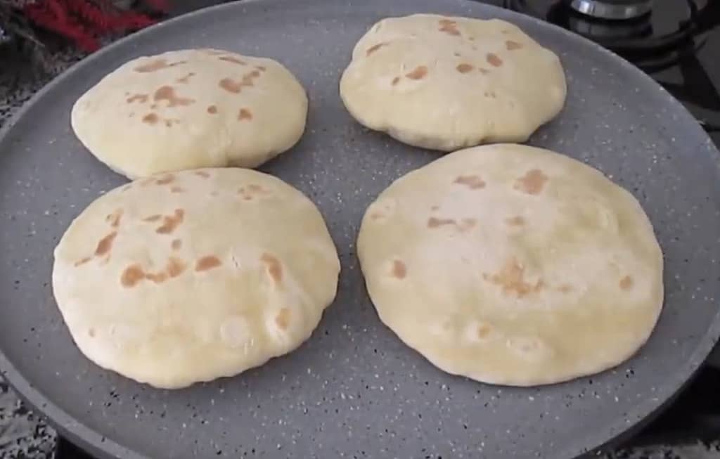 je broodje bakken, makkelijker dan je denkt met dit eenvoudige en leuke receptje. je hebt alleen wat meel, olie, yoghurt en bakmeel nodig… 